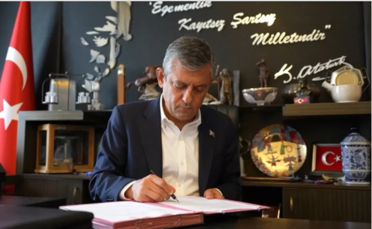 CHP'de tarihi kopuş! &Ouml;zg&uuml;r &Ouml;zel dahil 91 milletvekili istifa etti! Yeni Parti kuruluyor...