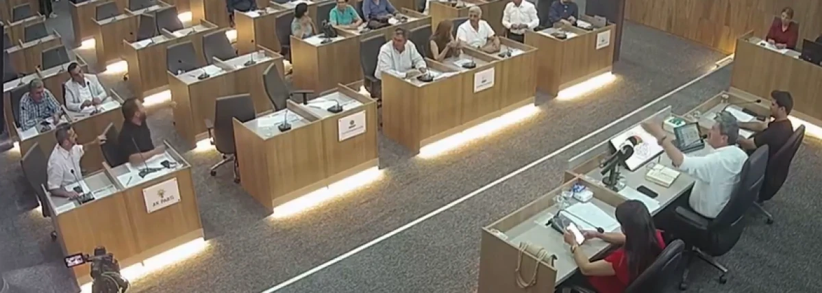CHP'li belediye başkanı AK Partili meclis &uuml;yesinin &uuml;zerine y&uuml;r&uuml;d&uuml; Meclis bir anda karıştı