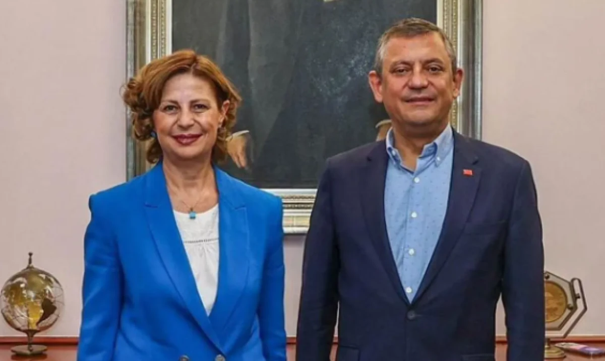 CHP'nin kalesi d&uuml;şt&uuml;: Ayşe &Uuml;nl&uuml;ce partisinden istifa edip Yeni Parti'ye katıldı!