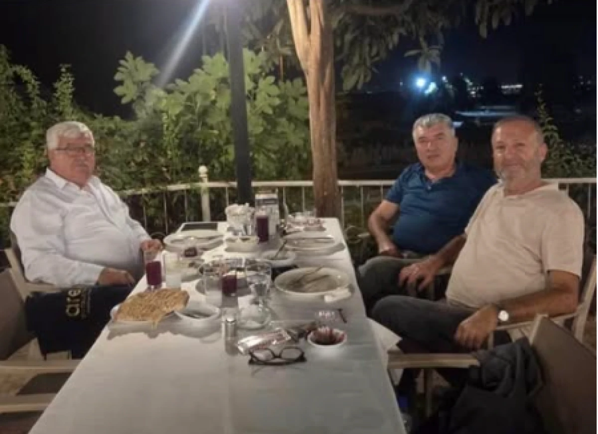 &Ccedil;ift&ccedil;i Kan Ağlıyor, Ziraat Odası Başkanı Sofrada Keyif Yapıyor!