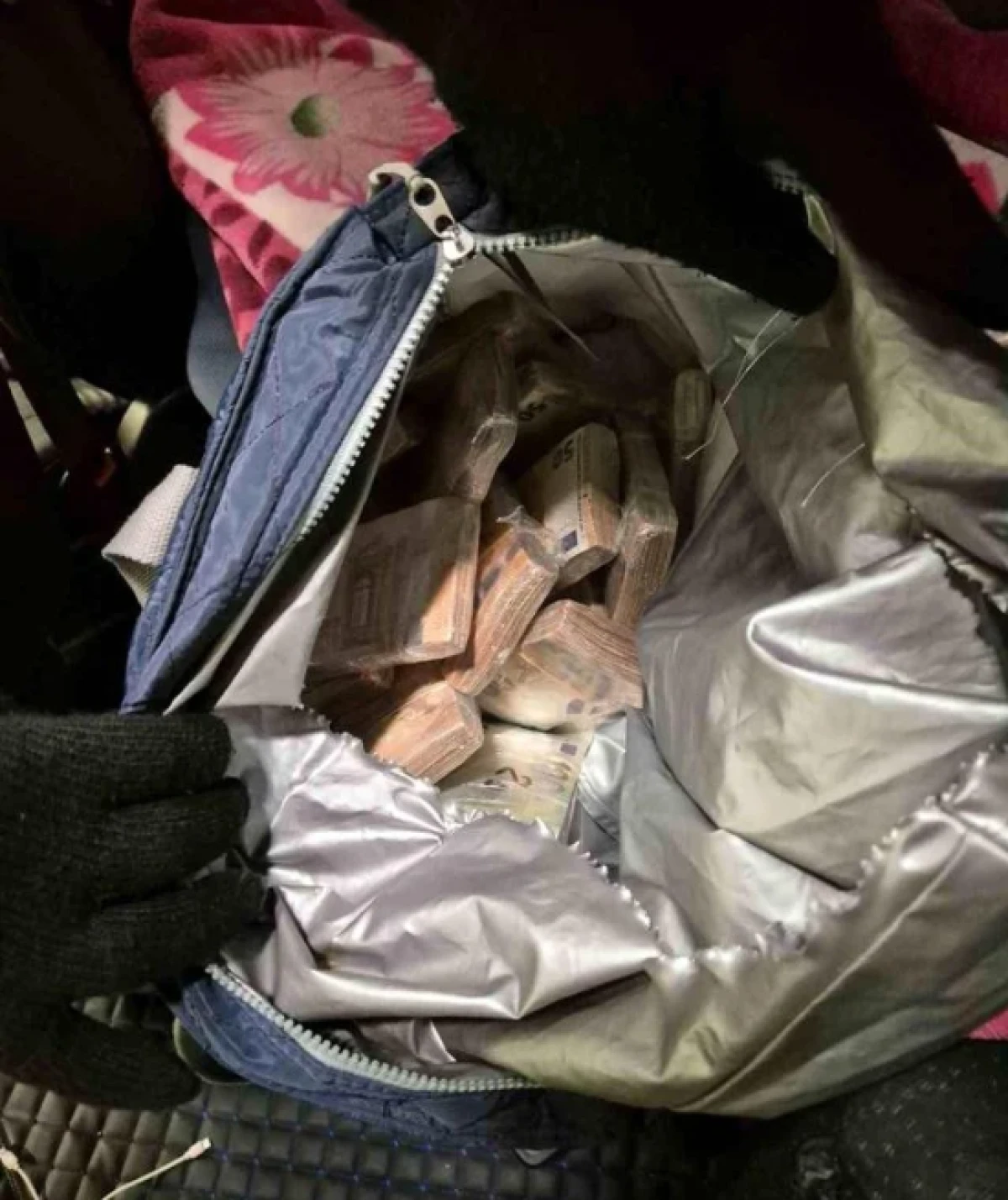 &Ccedil;ikolata kutusundan servet fışkırdı                 