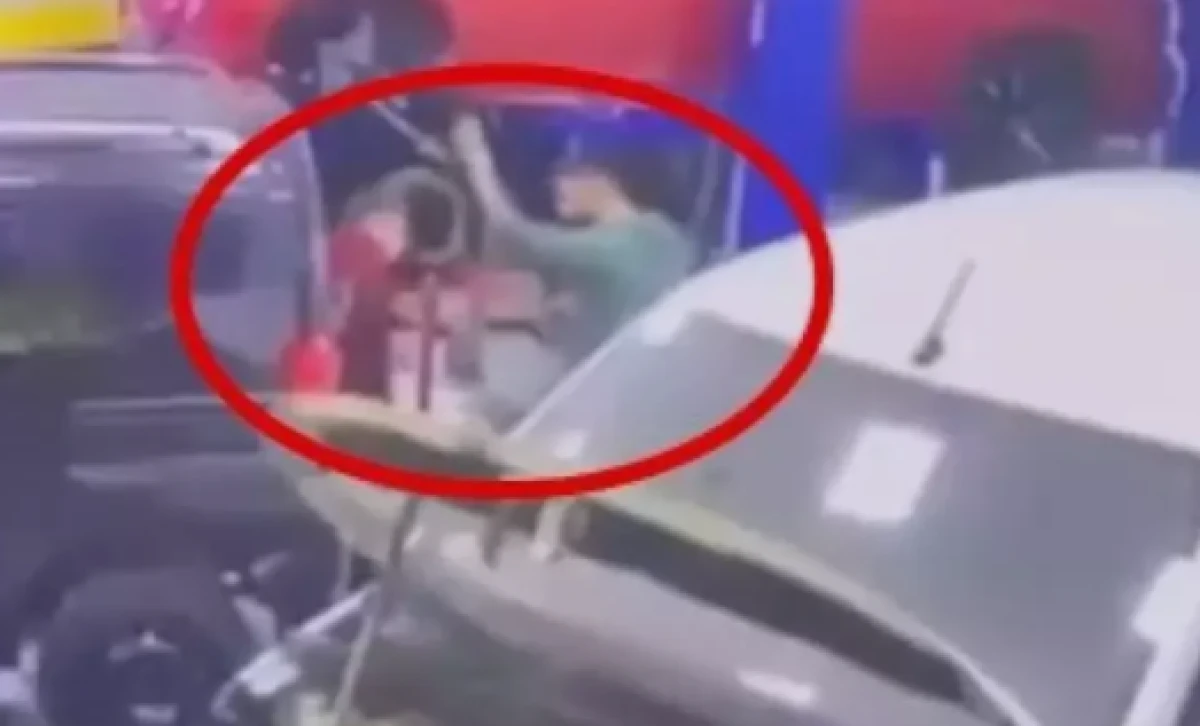 &Ccedil;ırağa, telefonuma baktın dayağı: Acımasızca d&ouml;vd&uuml;     