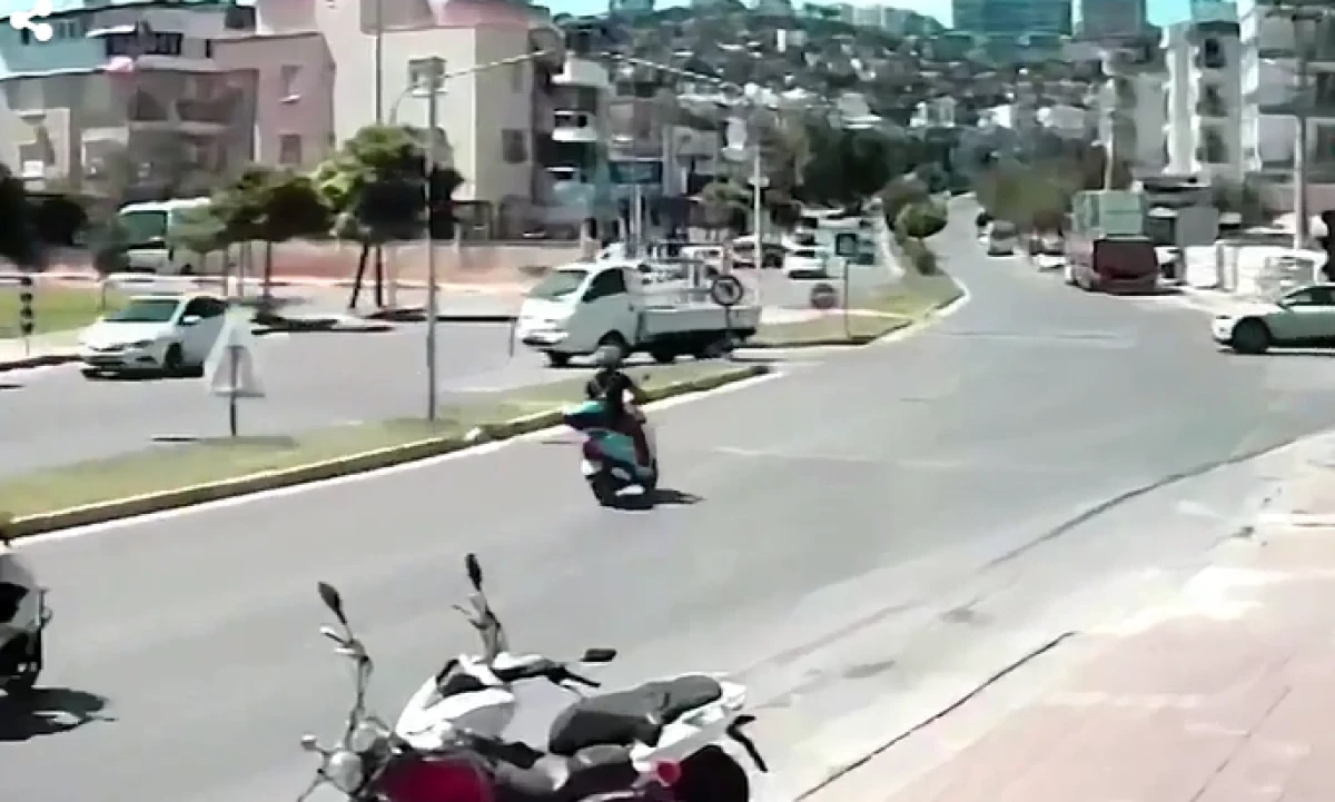 &Ccedil;ocuklarını okuldan almak i&ccedil;in yola &ccedil;ıkan anne, motosikletiyle karıştığı kazada hayatını kaybetti