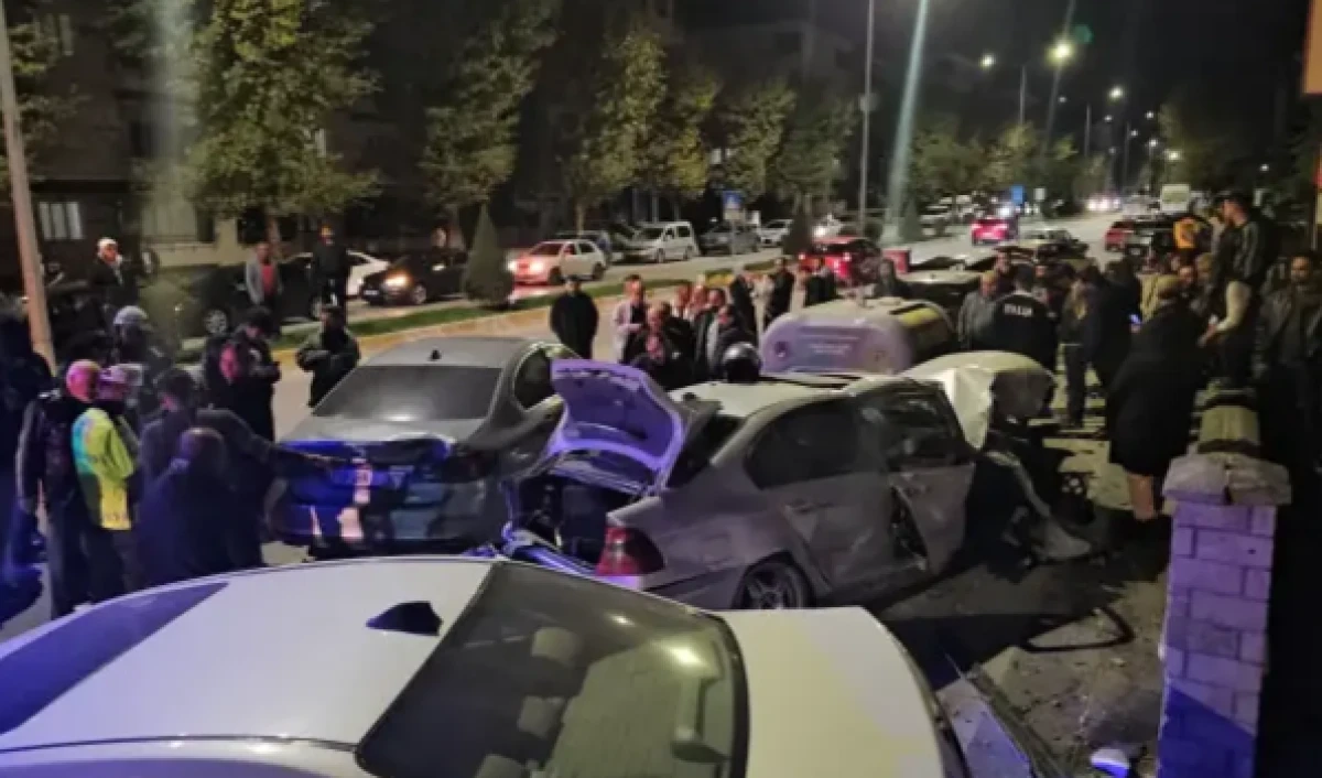 &Ccedil;orum&rsquo;da iki otomobilin &ccedil;arpıştığı kazada 4 kişi yaralandı