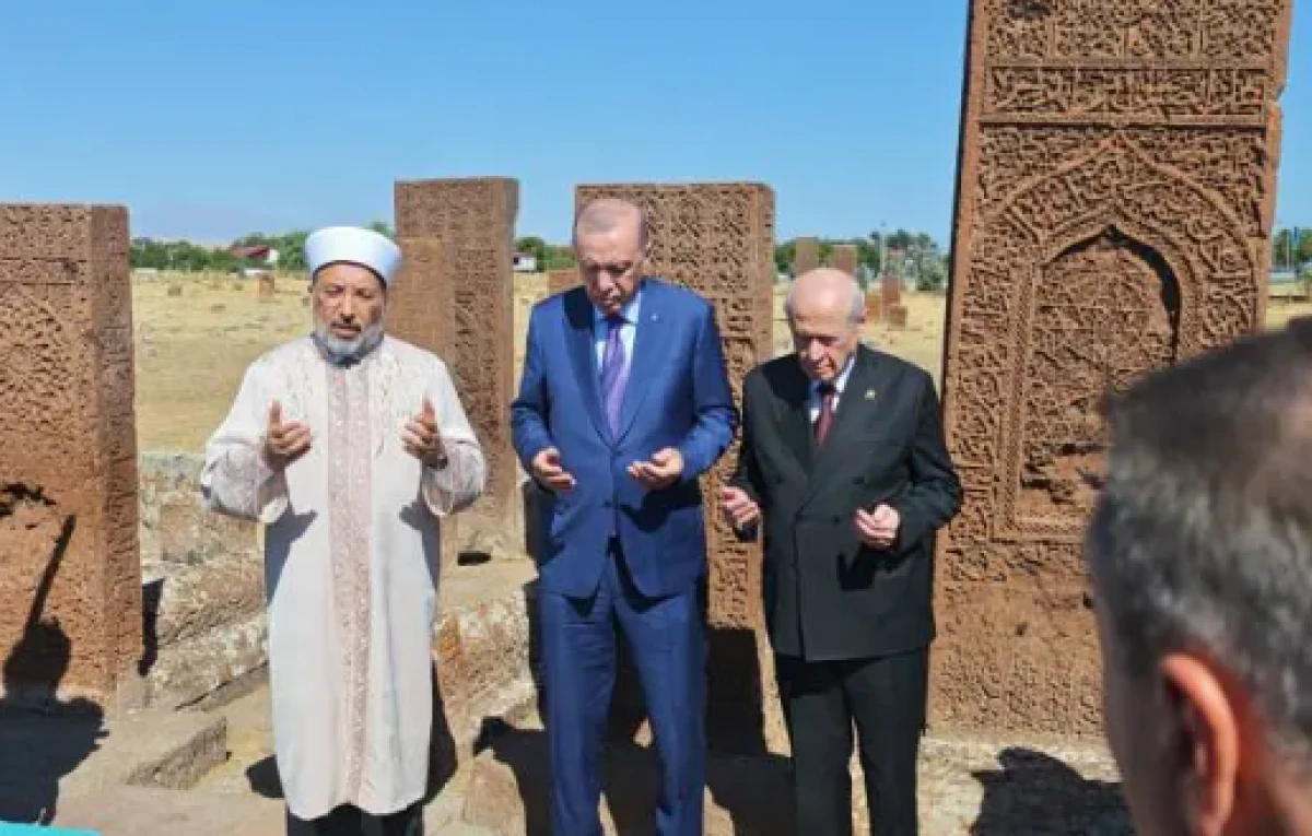 Cumhurbaşkanı Erdoğan ve Devlet Bah&ccedil;eli Ahlat Sel&ccedil;uklu Kabristanı'nda