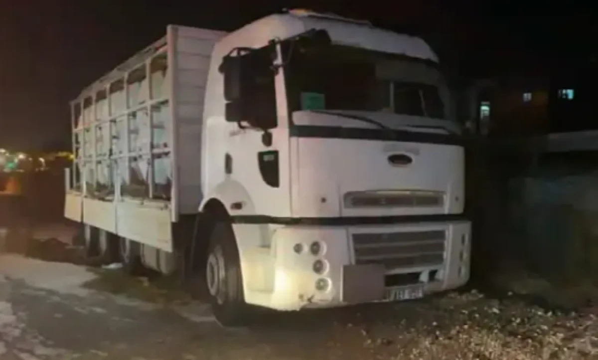 D-100 kara yolunda asit sızıntısı alarmı: Trafiğe kapatıldı, 2 kişi yaralandı!