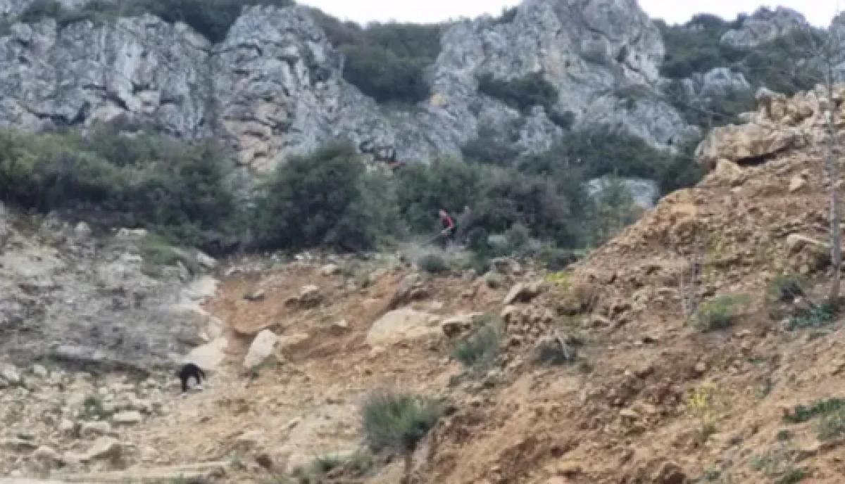 Dağlık alanda mahsur kalan 2 &ccedil;ocuk kurtarıldı