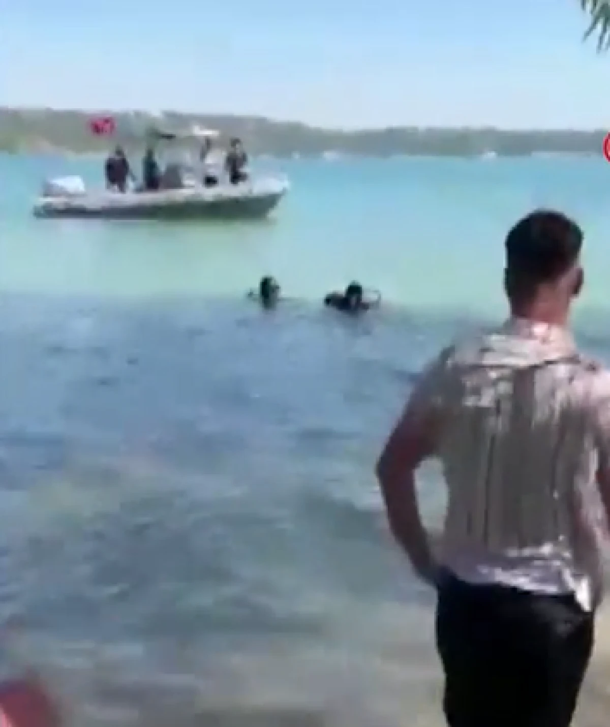 Dalgı&ccedil; polisin dakikalarca s&uuml;ren m&uuml;cadelesi sonu&ccedil; verdi: Kalbi duran 8 yaşındaki &ccedil;ocuk hayata d&ouml;nd&uuml;