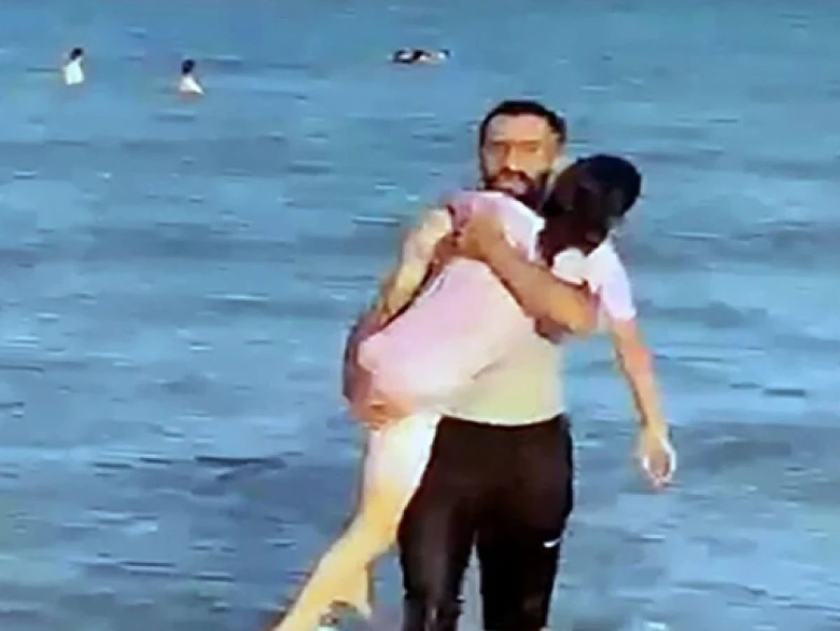 Denizde boğulma tehlikesi ge&ccedil;iren kız kardeşleri &ccedil;evredekiler kurtardı