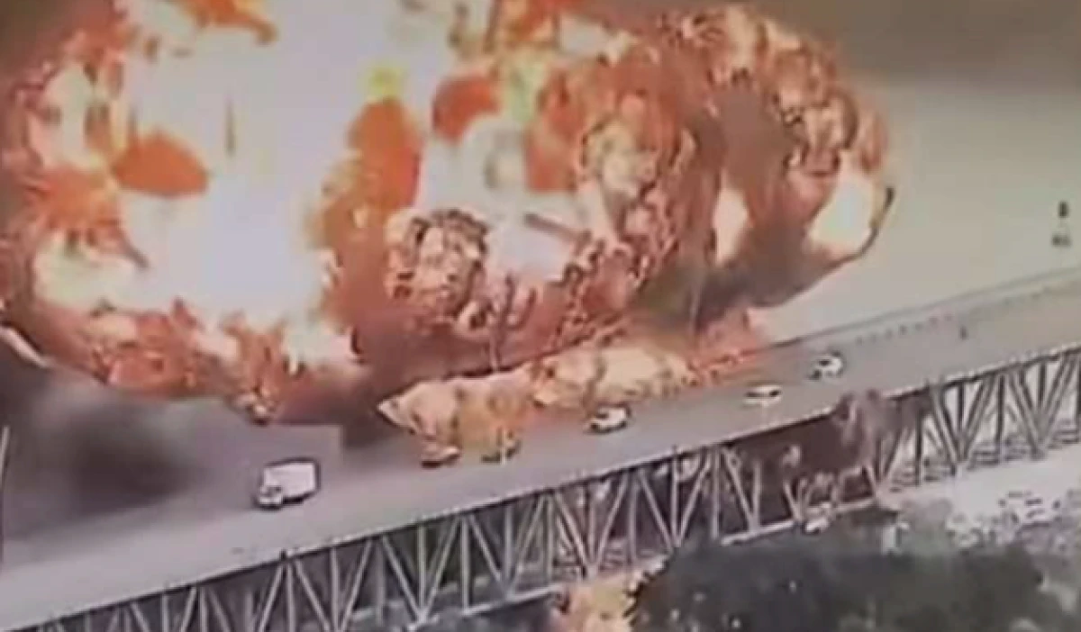 Dev tanker patladı, ortalık savaş alanına d&ouml;nd&uuml;      