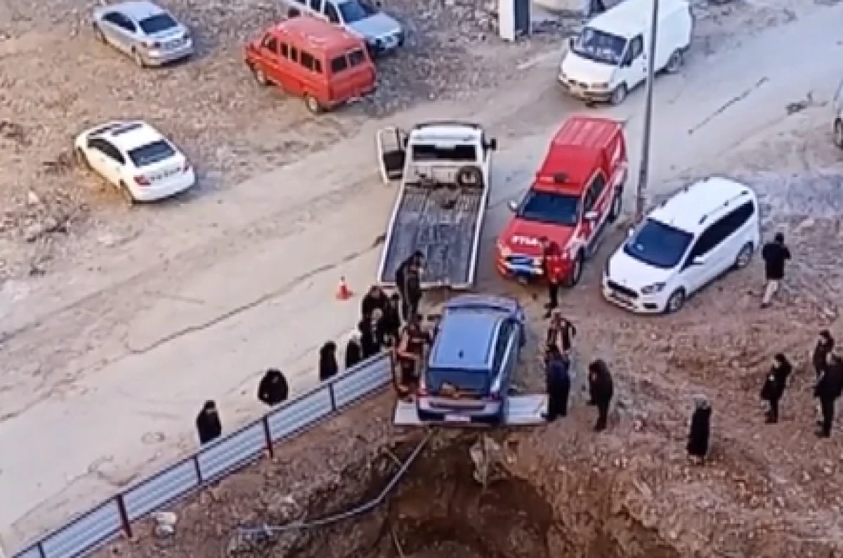 Direksiyon hakimiyetini kaybeden s&uuml;r&uuml;c&uuml; az kalsın inşaat temeline d&uuml;ş&uuml;yordu 