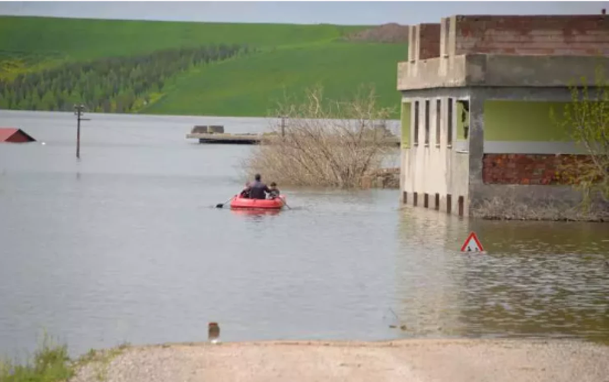 Diyarbakır'da baraj kapakları a&ccedil;ıldı, 10 ev sulara g&ouml;m&uuml;ld&uuml;