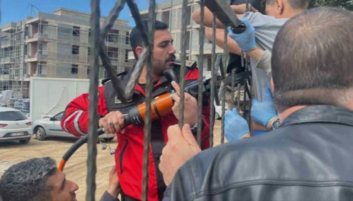 Diyarbakır'da demir korkuluk, k&uuml;&ccedil;&uuml;k &ccedil;ocuğun koluna saplandı