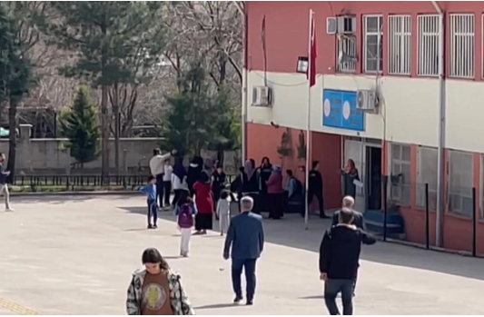 Diyarbakır'da öğrenciler sınıfı temizlerken zehirlendiler!