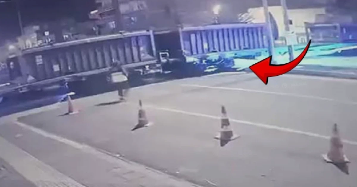 Diyarbakır'da otomobil tren ile &ccedil;arpıştı: Feci kaza