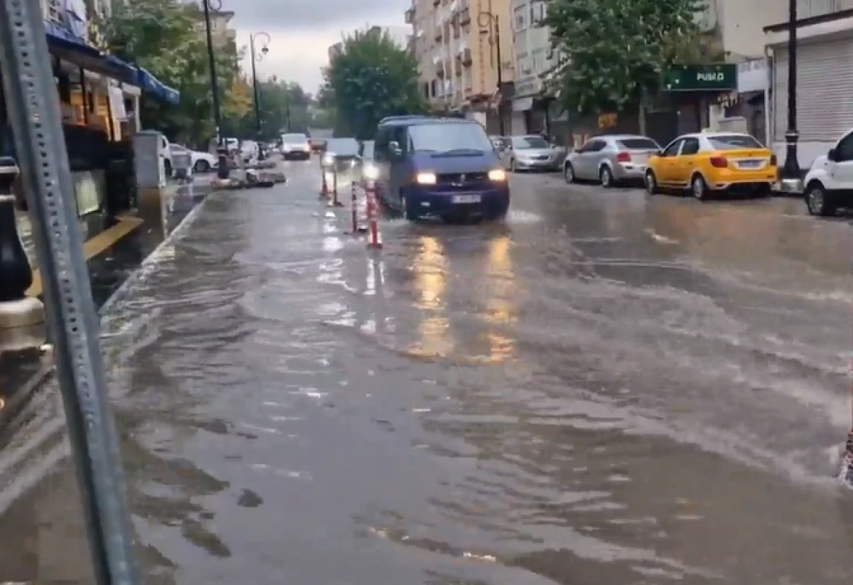 Diyarbakır'da sağanak; yollar g&ouml;le d&ouml;nd&uuml;, su baskınları yaşandı