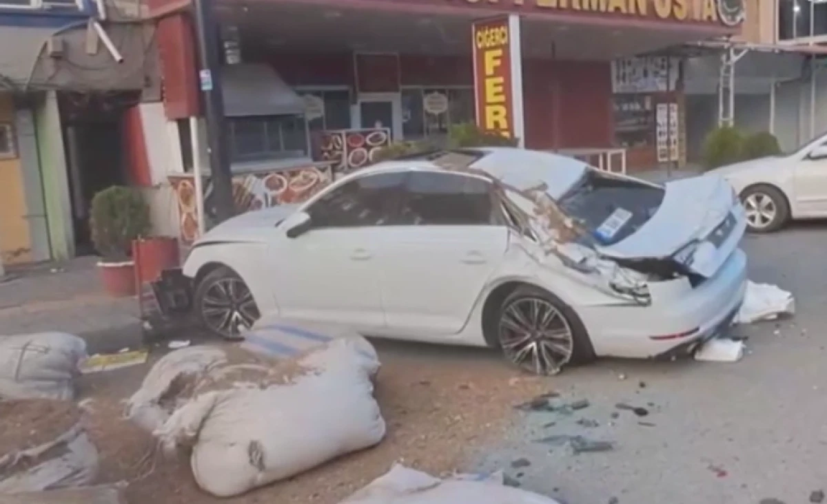 Diyarbakır&rsquo;da saman y&uuml;kl&uuml; tır devrildi                  