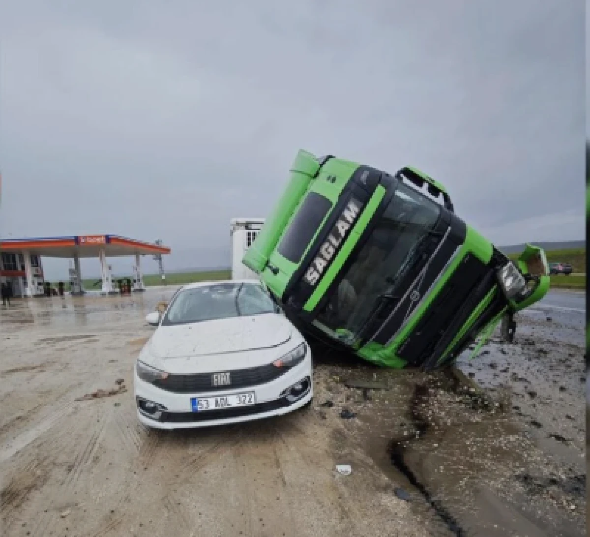 Diyarbakır'da tırın otomobilin &uuml;zerine devrildiği kaza      