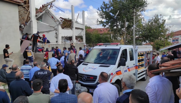 Doğalgaz patlaması sonucu iki katlı bina çöktü 