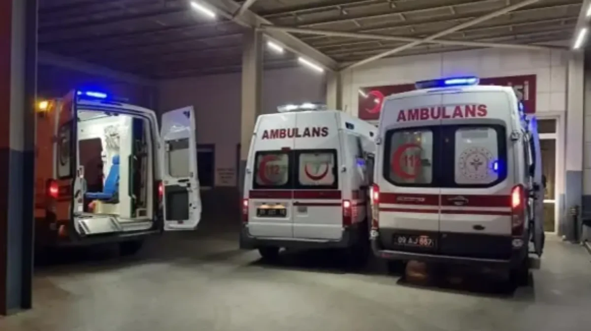 D&uuml;ğ&uuml;n kana bulandı! 15 yaşındaki &ccedil;ocuk 11 kişiyi yaraladı