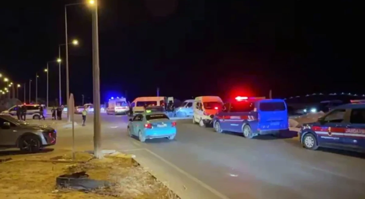 D&uuml;ğ&uuml;n konvoyu savaş alanına d&ouml;nd&uuml;! Taş, sopa ve silahlarla saldırdılar
