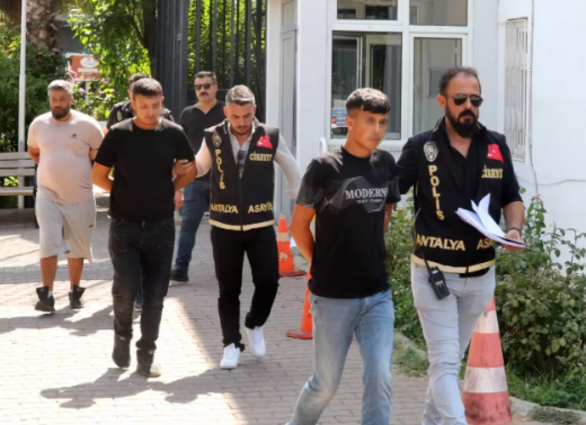 Düğünde karşılaştığı eşinin eski nişanlısını öldürdü   