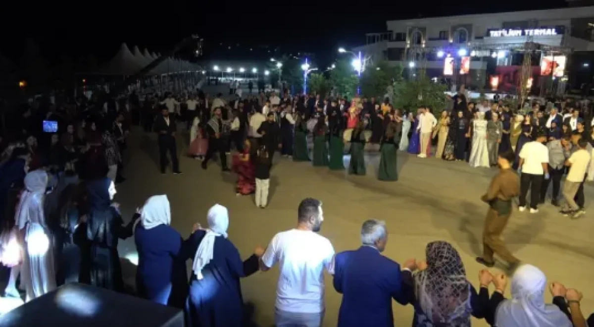 D&uuml;ğ&uuml;ne para sayma makinesi kuruldu! Damada 20 milyon TL, geline ise kilolarca altın takıldı