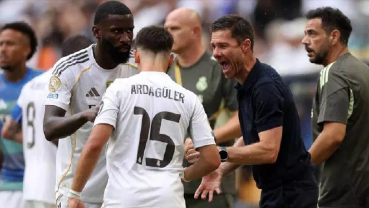 D&uuml;nya devi Xabi Alonso ile masaya oturdu!  