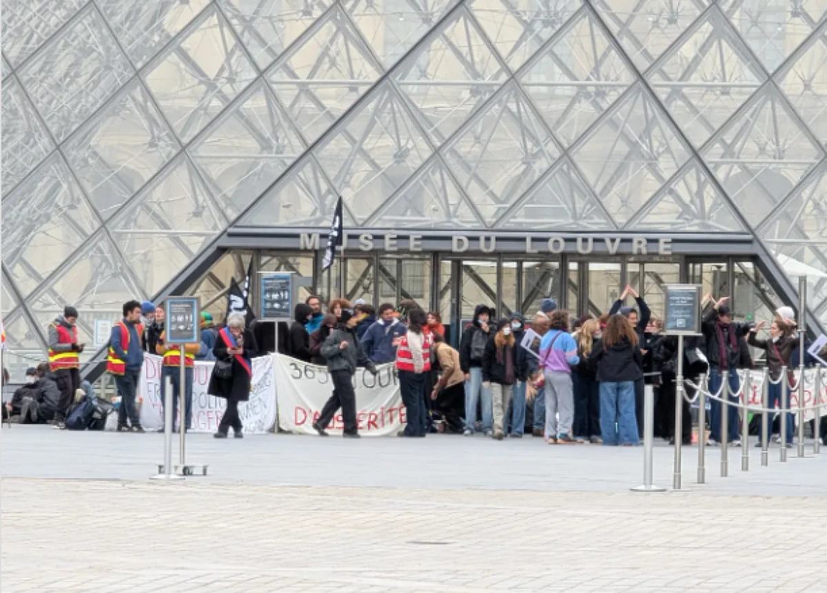 D&uuml;nyaca &uuml;nl&uuml; m&uuml;ze ziyarete kapatıldı: Louvre'a &ouml;ğrenci eylemi engeli!