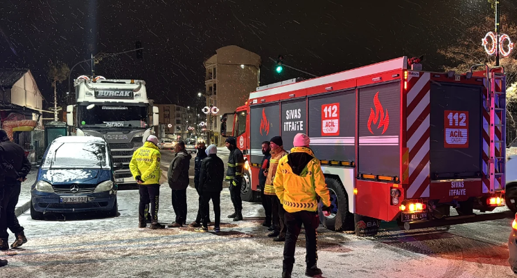 ''Dur'' ihtarına uymadı, tırı polislerin üzerine sürdü