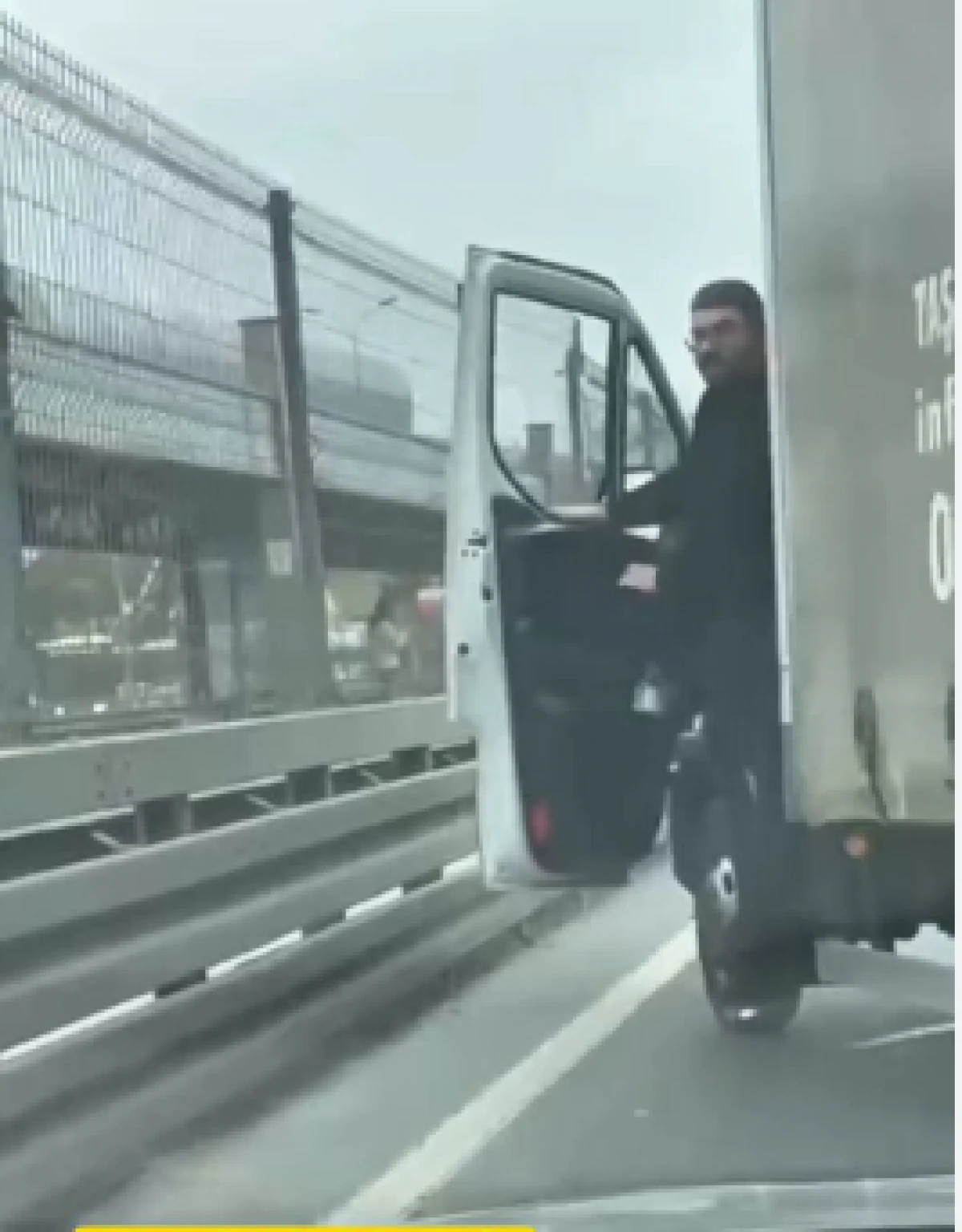 E5&rsquo;de k&uuml;f&uuml;rler savurup kovaladığı s&uuml;r&uuml;c&uuml;n&uuml;n yolunu kesti 