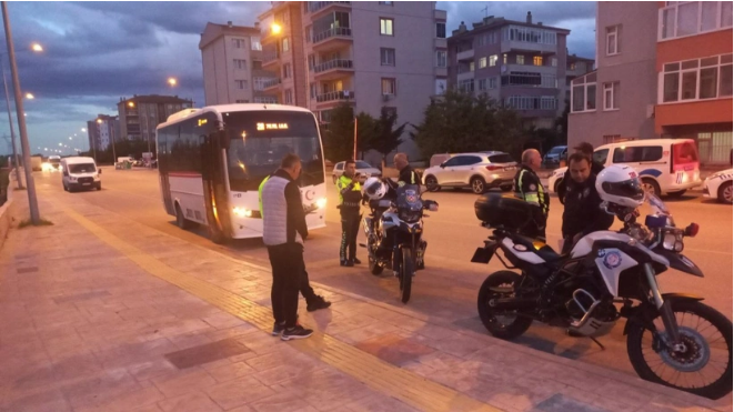 Edirne'de sarhoş halde yakalanan minibüs şoföründen skandal sözler 