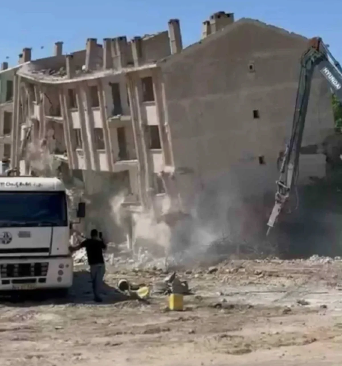 Elazığ&rsquo;da 5 katlı bina tek dokunuş yerle bir oldu
