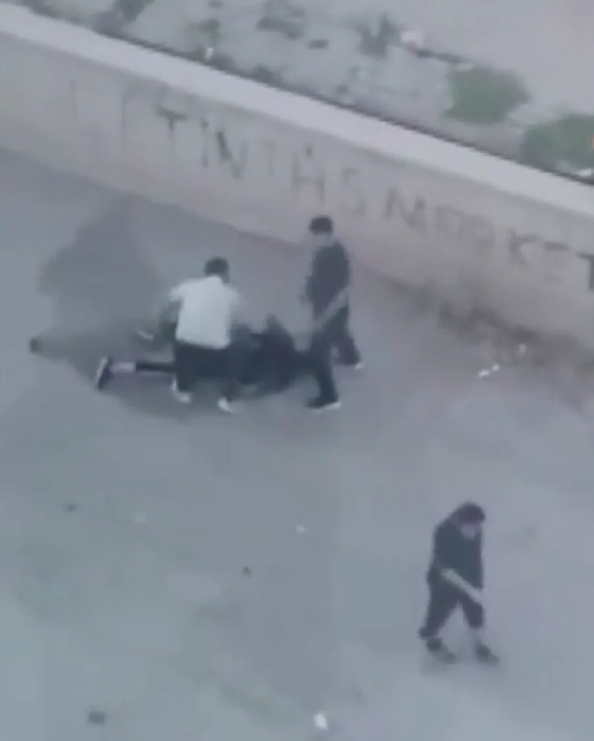 Elazığ'da acımasız darp kamerada: Araya aldıkları şahsı topluca tekmelediler