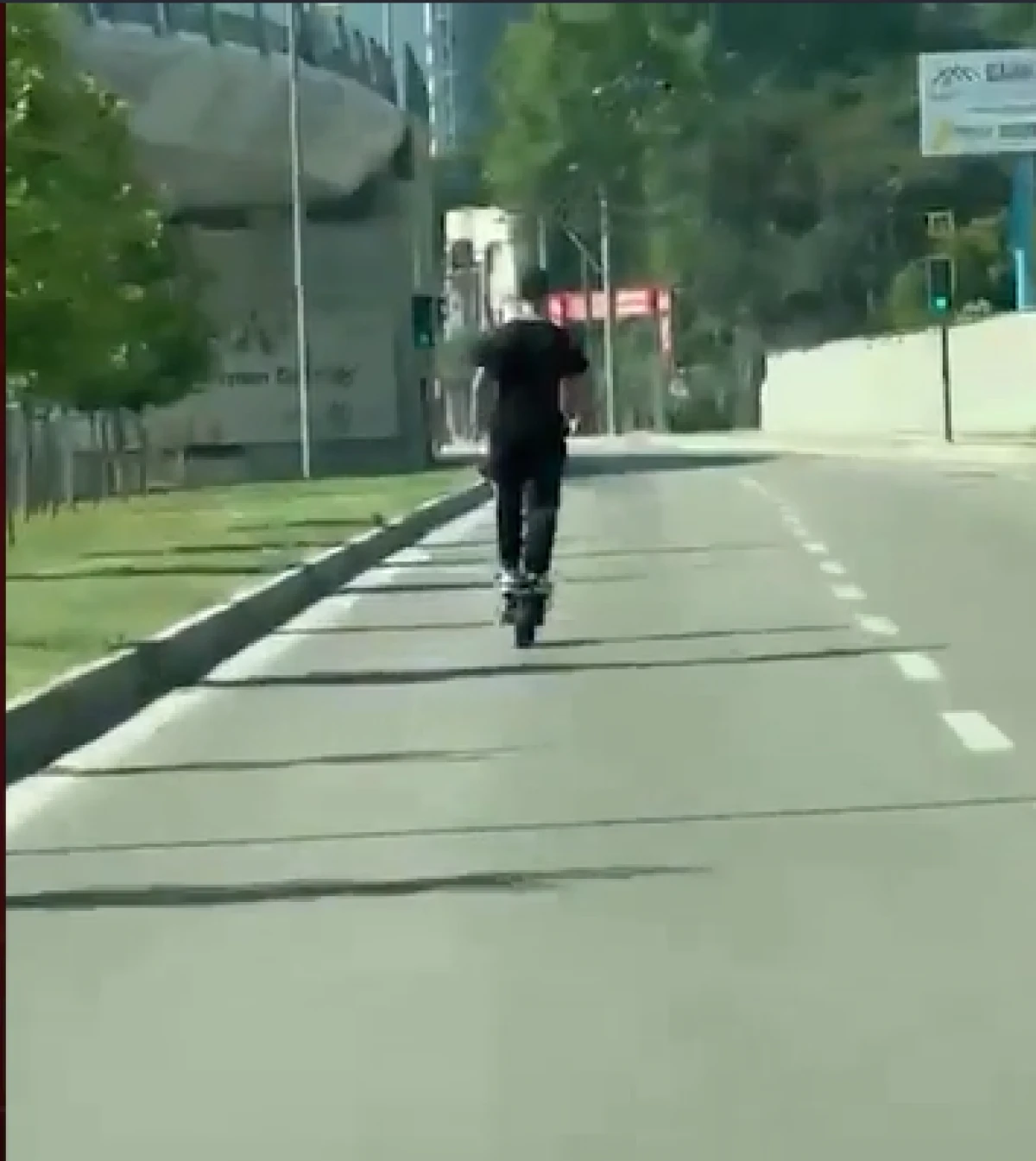 Elektrikli scooter s&uuml;r&uuml;c&uuml;s&uuml; kurallı ihlal etti canını hi&ccedil;e saydı