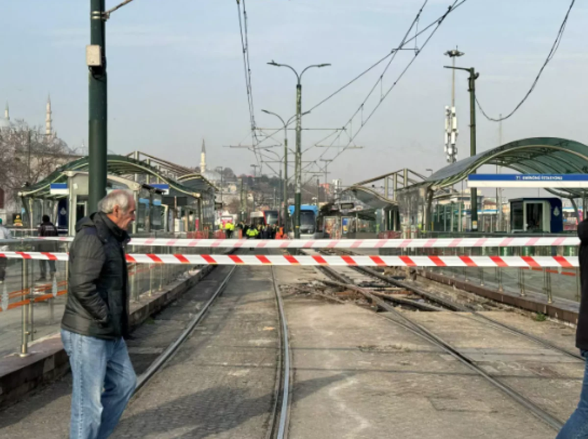 Emin&ouml;n&uuml;'nde tramvay raydan &ccedil;ıktı                   