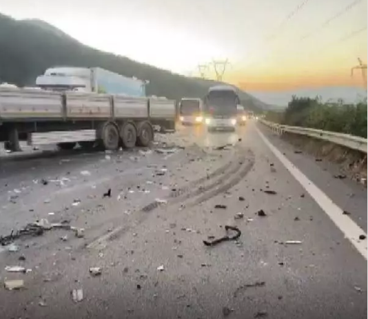 Emniyet şeridinde feci kaza: 2 şoför öldü!   