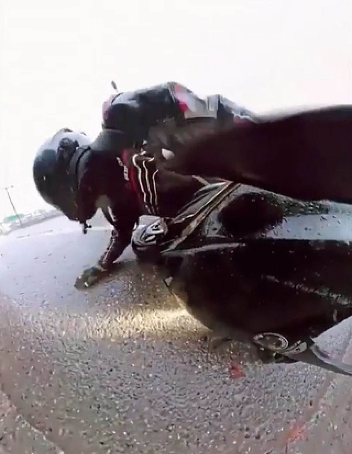 Emniyet şeridini kullanan motosikletli ambulansa &ccedil;arptı! O anlar kameraada