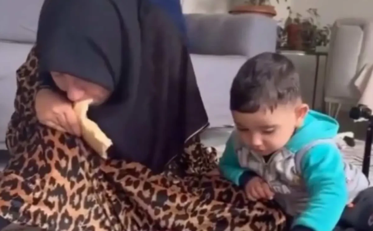 Engelli annenin evladına sevgisi y&uuml;rekleri ısıttı! Ekmeği ağzıyla ufalayıp &ccedil;ocuğuna yedirdi