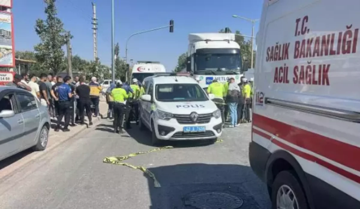 Engelli kızını yolun karşısına geçirmeye çalışıyordu