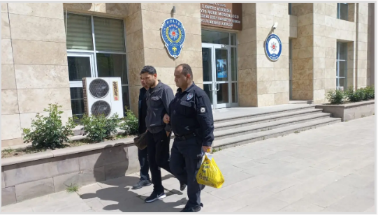 Engelli komşusunun burnunu kırdı, ardından sıcak su döktü 