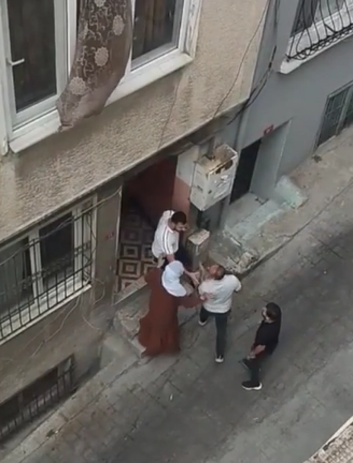 Eniştesiyle j&ouml;le i&ccedil;in kavga etti mahalle savaş alanına d&ouml;nd&uuml;