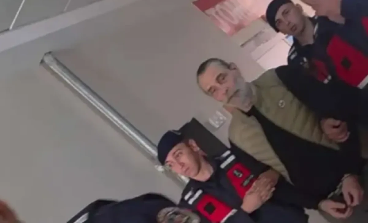 Erdal Beşik&ccedil;ioğlu hastanede g&ouml;r&uuml;nt&uuml;lendi!