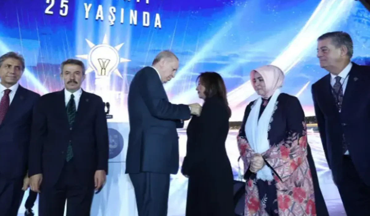 Erdoğan rozetini taktı, tarihe ge&ccedil;ti! AK Parti&rsquo;nin ilk S&uuml;ryani Başkanı