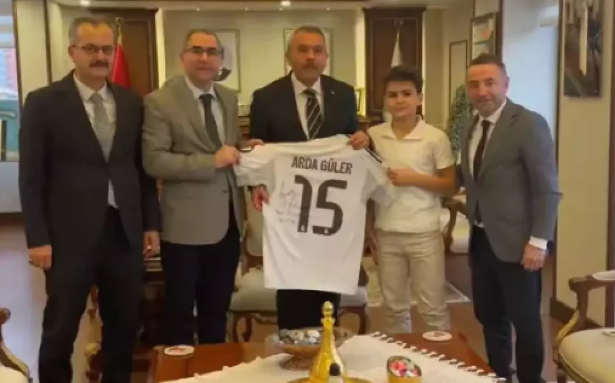 Erdoğan'dan imzalı Arda G&uuml;ler forması istemişti                