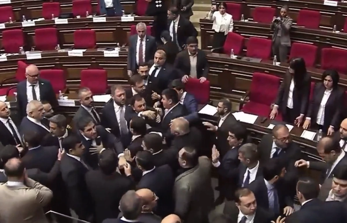 Ermenistan parlamentosu karıştı: Yumrukların havada u&ccedil;uştuğu anlar kamerada!