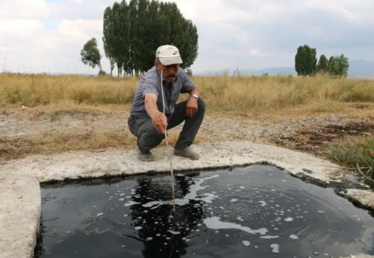 Erzurum'da 50 yıllık gizem! Suyun &uuml;zerindeki k&ouml;p&uuml;kler alev alıyor