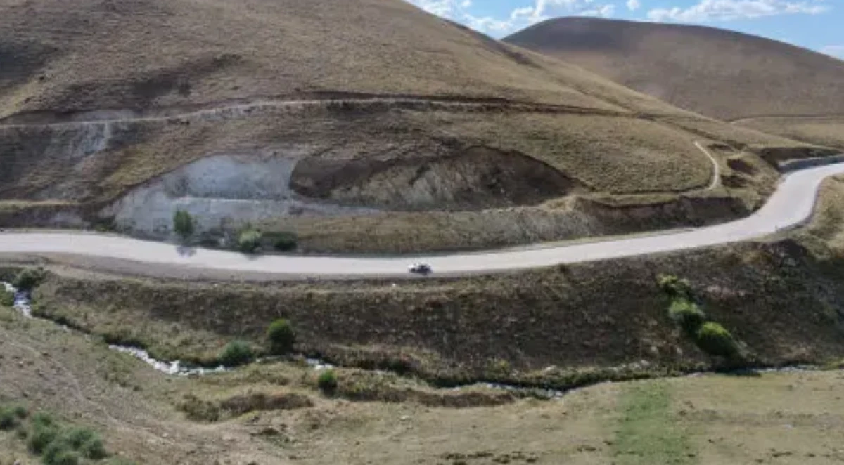 Erzurum'da esrarengiz yol! S&uuml;r&uuml;c&uuml;ler şokta... Ara&ccedil;lar vites boştayken yokuş yukarı gidiyor