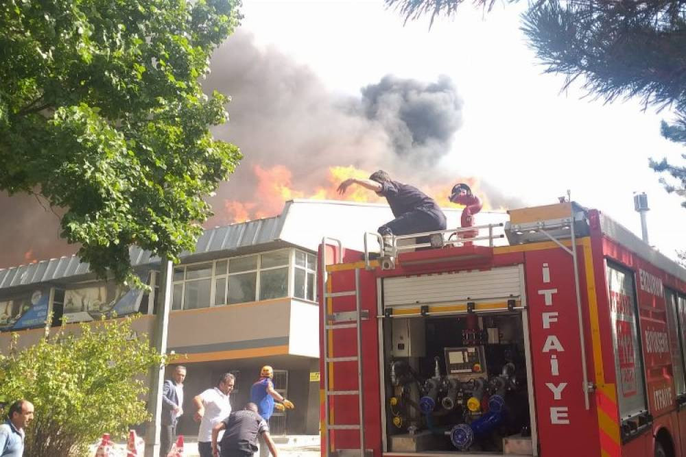 Erzurum'da üniversite yerleşkesindeki yangın kontrol altında