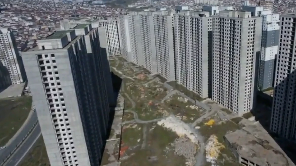 Esenyurt'ta 15 yıldır devam eden g&ouml;kdelenlerin inşaatı şirket iflası nedeniyle durdu 